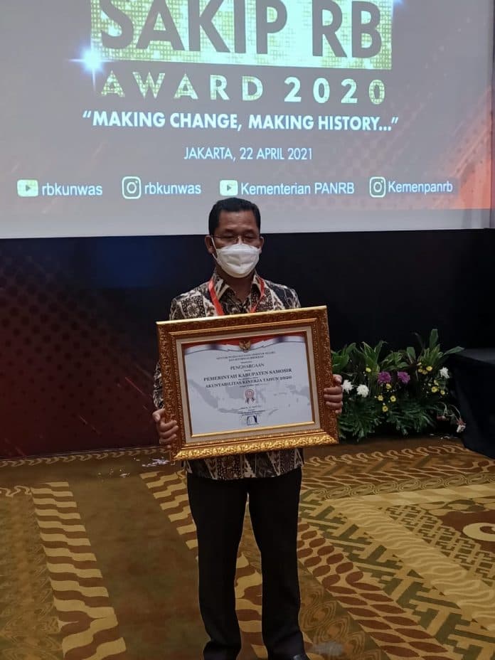 pemkab_samosir_terima_penghargaan_sakip_award_2020_predikat_bb