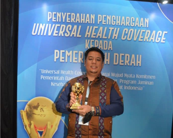 pemkab_samosir_terima_penghargaan_uhc_awards