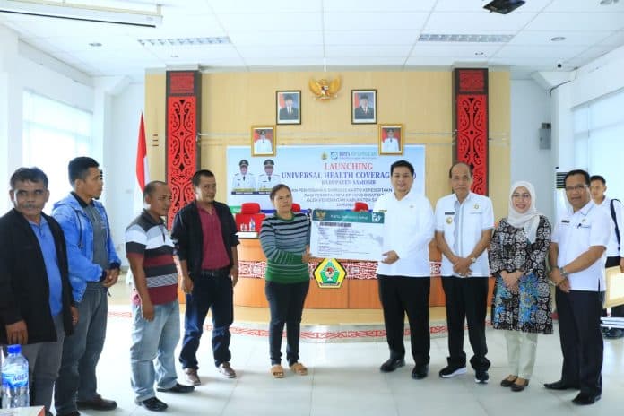 pemkab_samosir_terima_piagam_penghargaan_uhc_warga_bisa_berobat_cukup_tunjukan_nik
