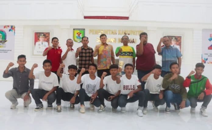 pemkab_sergai_serahkan_insentif_pembinaan_atlet_sepak_takraw