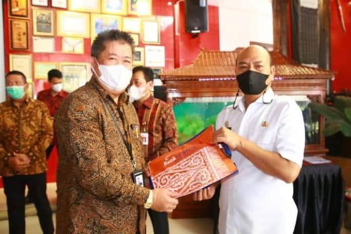pemkab_taput_tandatangani_perjanjian_kerjasama_program_kur_klaster_pertanian_dan_business_matching