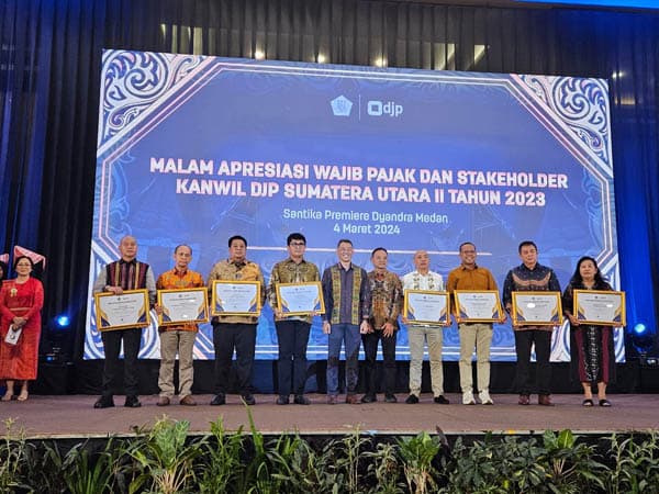 pemkab_taput_terima_penghargaan_dari_dirjen_pajak