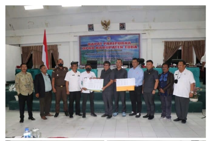 pemkab_toba_dan_dprd_tandatangani_nota_kesepakatan_ranperda_p_apbd_ta_2022
