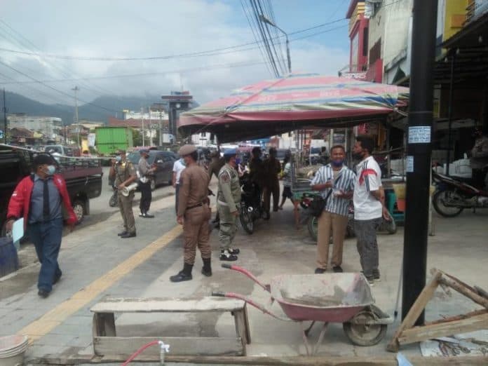 pemkab_toba_imbau_pedagang_tidak_berjualan_di_trotoar