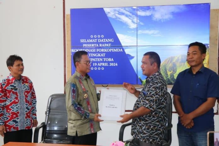 pemkab_toba_rakor_persiapan_pilkada_serentak_dan_serahkan_dana_hibah_secara_simbolis