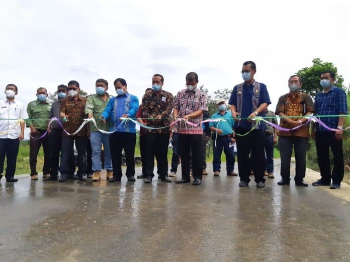 pemkab_toba_resmikan_jalan_hotmix_sepanjang_700_meter_di_desa_pintubosi