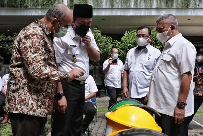 pemko_medan_terima_110_tong_sampah_dari_pt_musim_mas