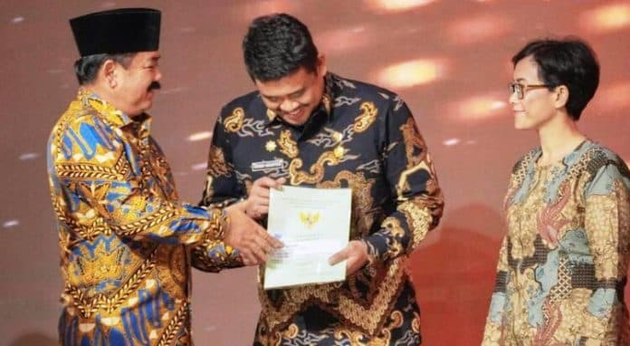 pemko_medan_terima_200_sertifikat_tanah_termasuk_hak_pakai_lapangan_mitra_sejati