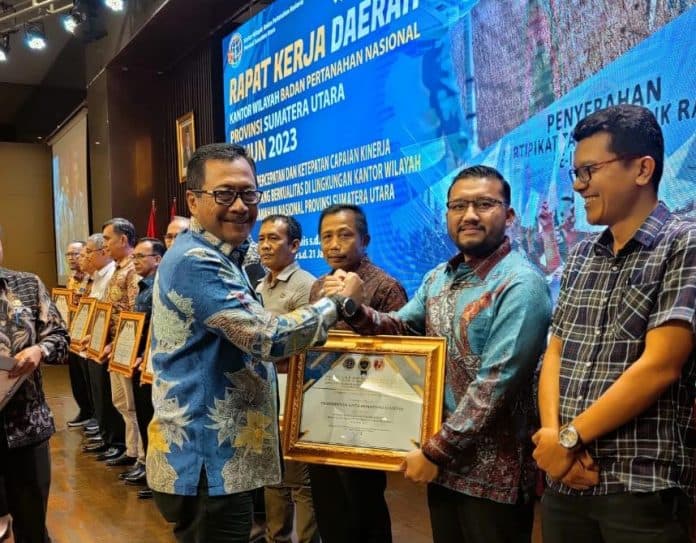 pemko_siantar_raih_penghargaan_atas_pengurangan_bphtb_pada_ptsl_2022