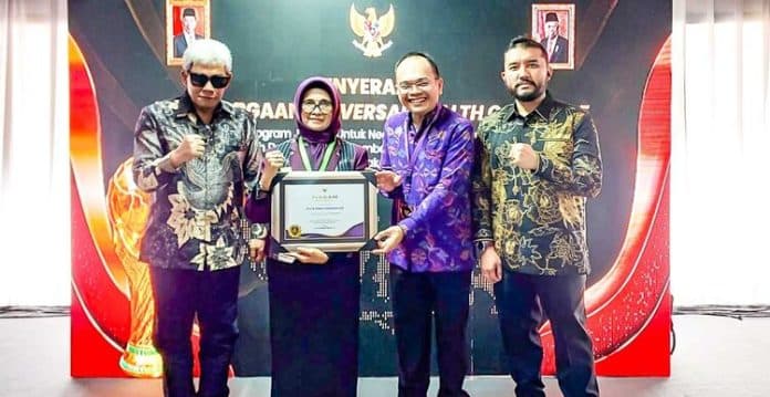 pemko_siantar_terima_penghargaan_uhc_awards_2024_dari_wapres
