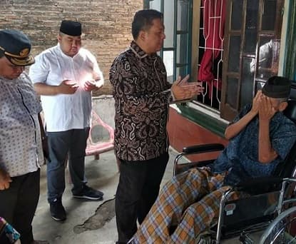 pemko_tebing_tinggi_serahkan_2_kursi_roda_ke_penyandang_disabilitas
