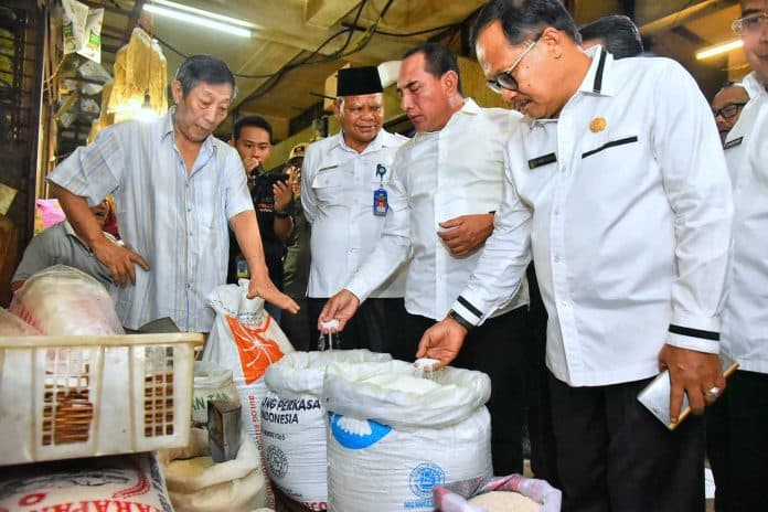 pemprov_sumut_dan_kemendag_tinjau_pasar_dijumpai_beras_bulog_bau_apak