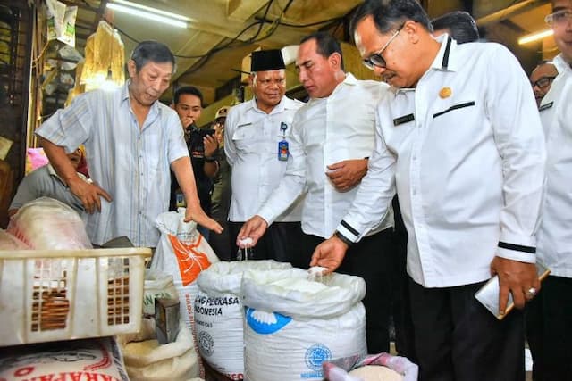 pemprov_sumut_dan_kemendag_tinjau_pasar_dijumpai_beras_bulog_bau_apak