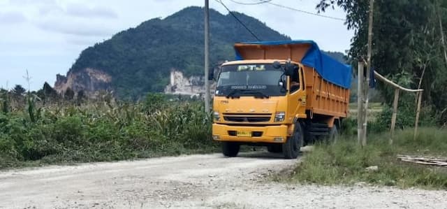 pemuda_dan_penatua_desa_sosor_lontung_minta_tertibkan_truk_pengangkut_batu_muatan_berlebih_yang_bebas_beroperasi