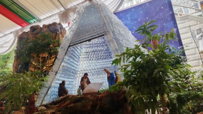 pemuda_di_gereja_katedral_medan_buat_pohon_natal_dari_bahan_daur_ulang