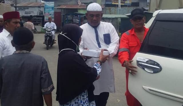 pemuda_karya_nasional_belawan_bagi_nasi_kotak_di_jumat_barokah