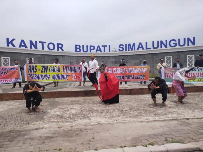 pemuda_raya_turun_ke_jalan_tuntut_realisasi_program_kartu_si_kerja_bupati_simalungun