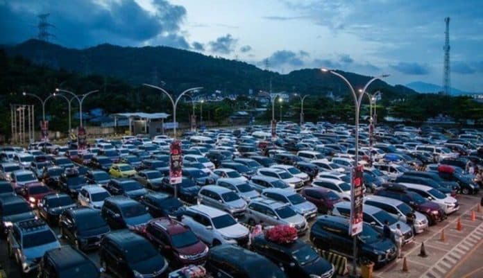 pemudik_datang_tak_sesuai_jadwal_picu_kepadatan_pelabuhan_merak