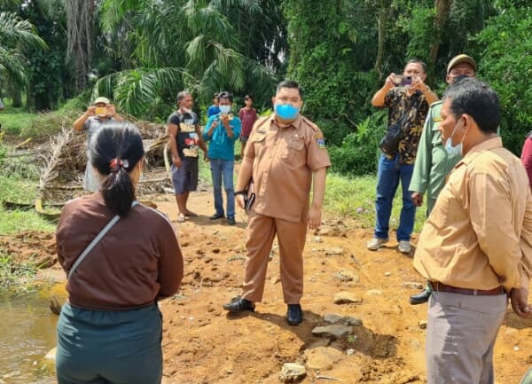 pemukiman_kerap_banjir_warga_geruduk_kantor_camat_padang_hilir
