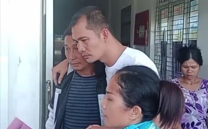 penampakan_kepsek_smk_1_siduaori_dipapah_polisi_dari_rumah_sakit_teluk_dalam