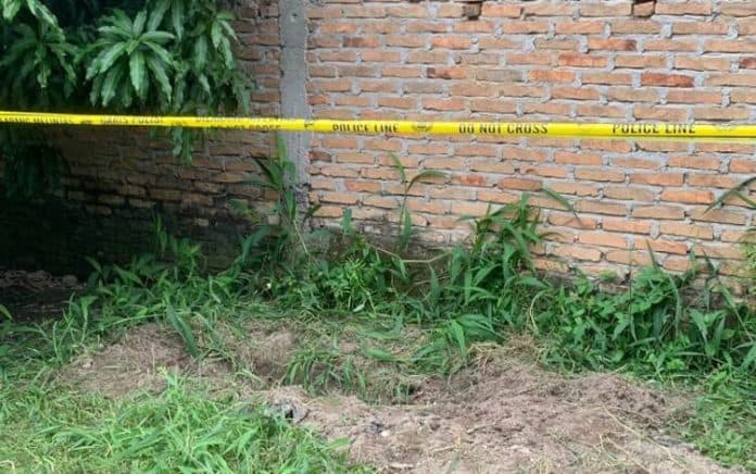 penampakan_lubang_ibu_dikuburkan_anak_usai_dibunuh_di_medan_denai