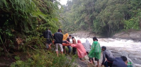 pencari_ikan_yang_hanyut_di_sungai_aek_simonggo_humbahas_ditemukan_meninggal_dunia