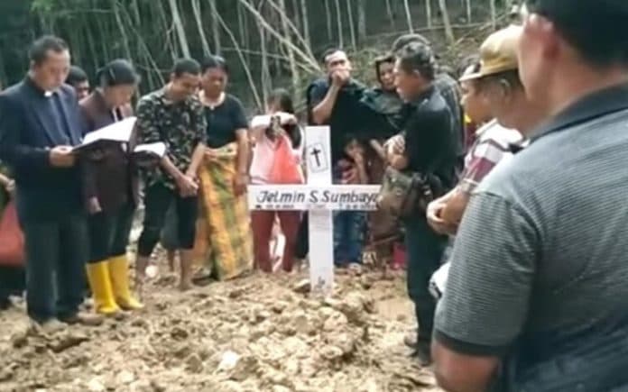 pencarian_nihil_keluarga_tabur_bunga_dan_ibadah_di_lokasi_longsor_bukit_simarsolpah_simalungun