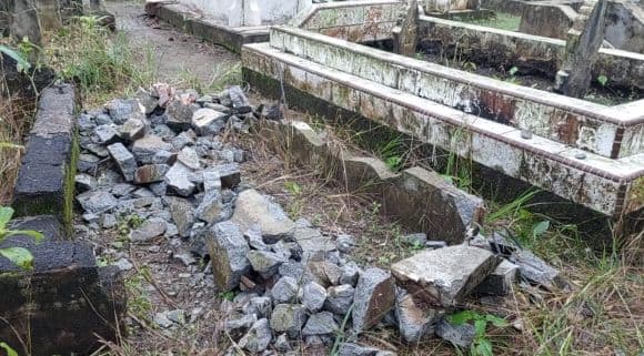 pencuri_hancurkan_10_makam_di_binjai_demi_mengambil_besi_yang_ada_di_dalam_nisan