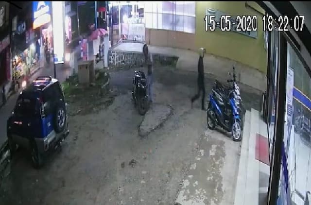 pencuri_sepeda_motor_di_kimia_farma_pematangsiantar_tertangkap_cctv