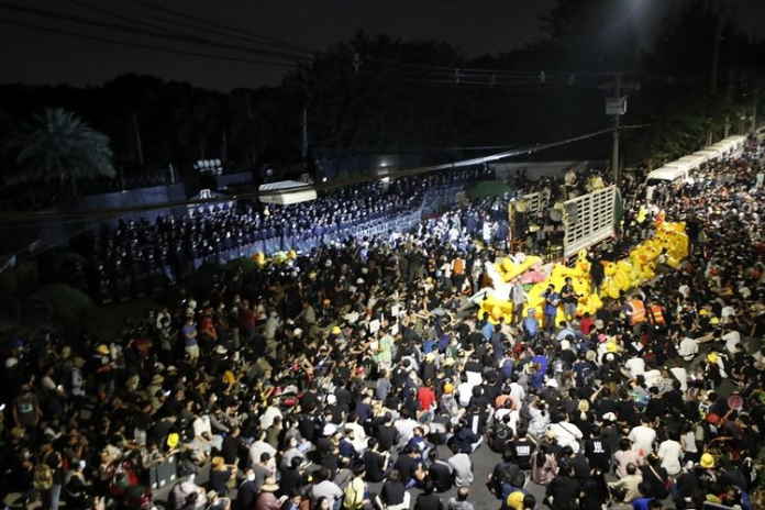 pendemo_thailand_nekat_geruduk_markas_tentara