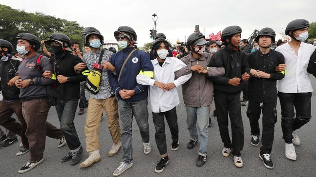 pendemo_thailand_tak_surut_meski_diancam_15_tahun_penjara