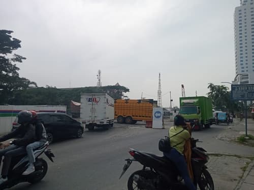 pengalihan_jalan_akibat_pengerjaan_underpass_simpang_manhattan_dikeluhkan_pengendara