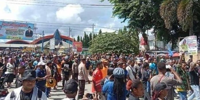 pengantaran_jenazah_lukas_enembe_ricuh_polisi_terluka