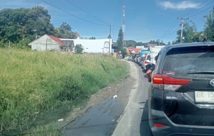 pengaspalan_di_jalan_kabanjahe_merek_ratusan_kendaraan_terjebak_macet