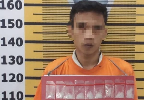 pengedar_24_paket_sabu_ini_ditangkap_saat_berdiri_di_depan_toko