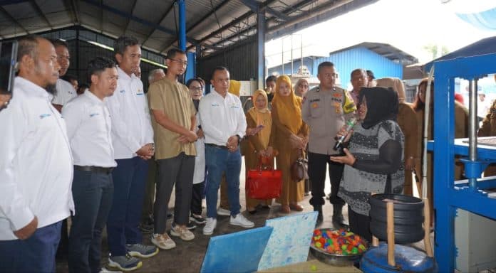 pengelolaan_sampah_berkelanjutan_pln_berikan_bantuan_mesin_ke_bank_sampah_induk_sicanang_belawan