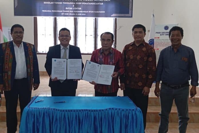 pengembangan_studi_habatahon_stt_hkbp_siantar_dan_batak_center_teken_mou