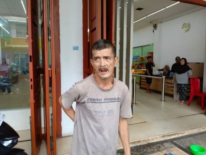 pengemis_di_depan_toko_ganda_siantar_dianiaya_dua_pemuda_uang_ikut_dirampas