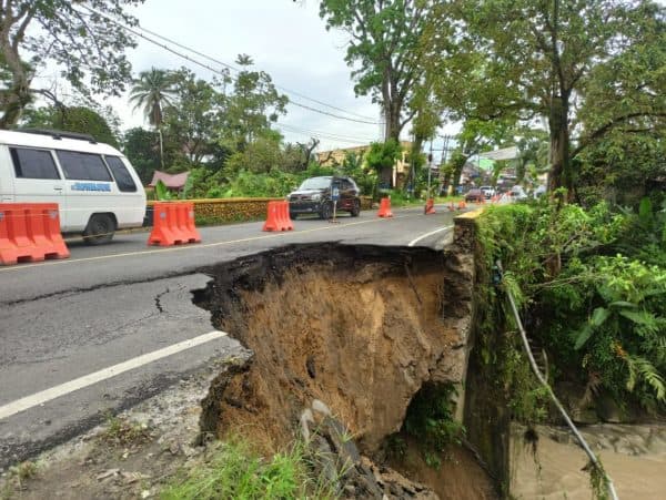 pengendara_diminta_hati_hati_setengah_badan_jalan_menuju_parapat_longsor
