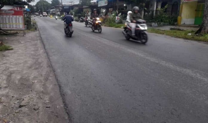pengendara_motor_dipukuli_6_orang_mengaku_debt_collector_ini_tkp_nya