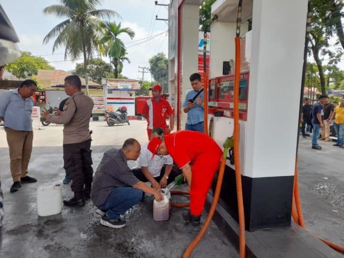 pengendara_protes_diduga_pertalite_tercampur_air_di_spbu_jalan_asahan_siantar