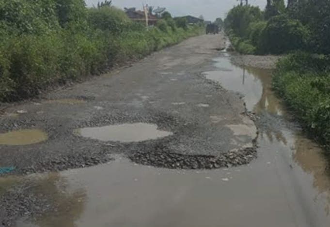 pengendara_wajib_hati_hati_jalan_provinsi_tiga_panah_merek_di_karo_rusak_parah