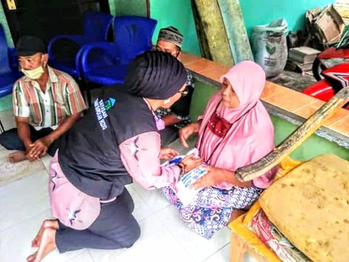 penggali_kubur_dan_guru_ngaji_terima_santunan_di_batu_bara