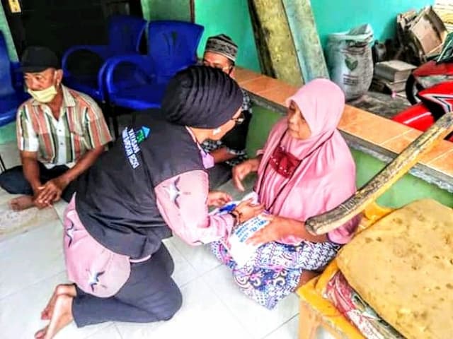 penggali_kubur_dan_guru_ngaji_terima_santunan_di_batu_bara