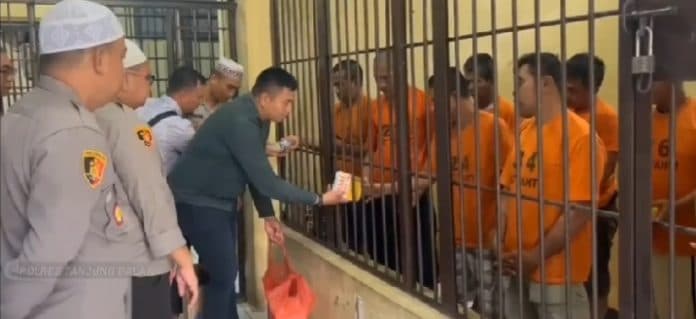 penghujung_ramadhan_kapolres_tanjungbalai_berbagi_makanan_saat_berbuka_puasa