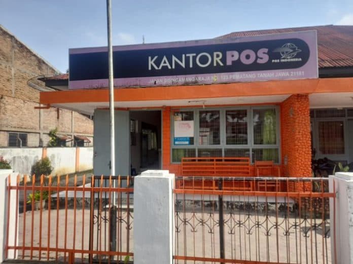 pengiriman_paket_di_kantor_pos_tanah_jawa_alami_penurunan_90_persen