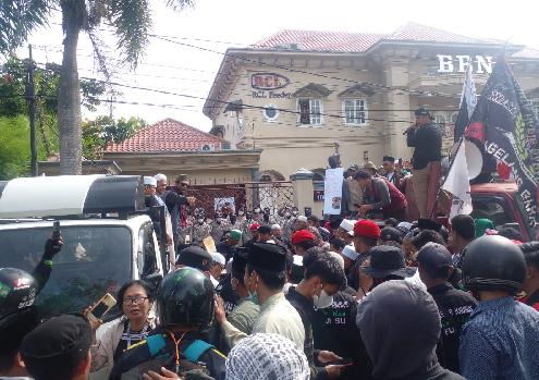 pengunjuk_rasa_di_konsulat_denmark_diberi_makan_dan_minum_ibu_ibu_pengajian