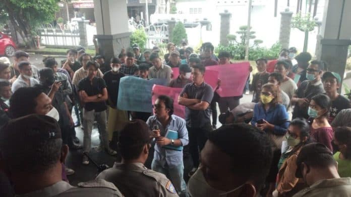 pengunjuk_rasa_tuntut_kepastian_kasus_ijazah_palsu_plt_kadisdik_sumut_minta_maaf