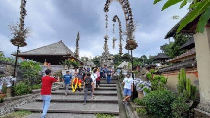 pengunjung_desa_penglipuran_hampir_2_kali_lipat_di_liburan_idul_adha
