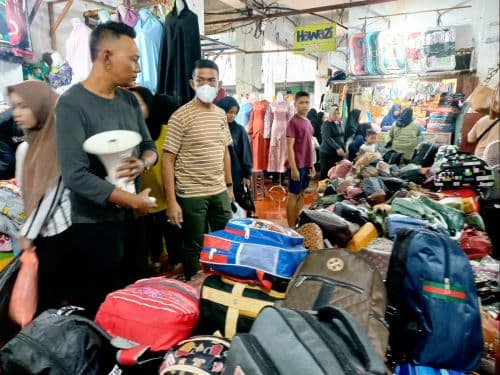 pengunjung_mulai_padat_pud_pasar_tambah_durasi_petugas_jaga